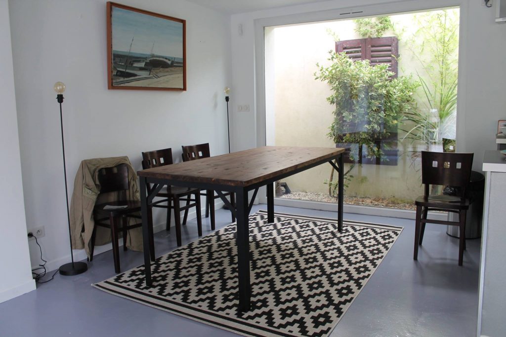 Table à manger 4 pieds métal plateau bois coupé angle d'avion par Béarn Métal Design
