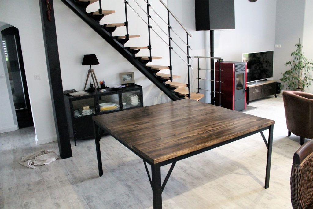 Table à manger carrée bois/métal planche avec nœuds Béarn Métal Design