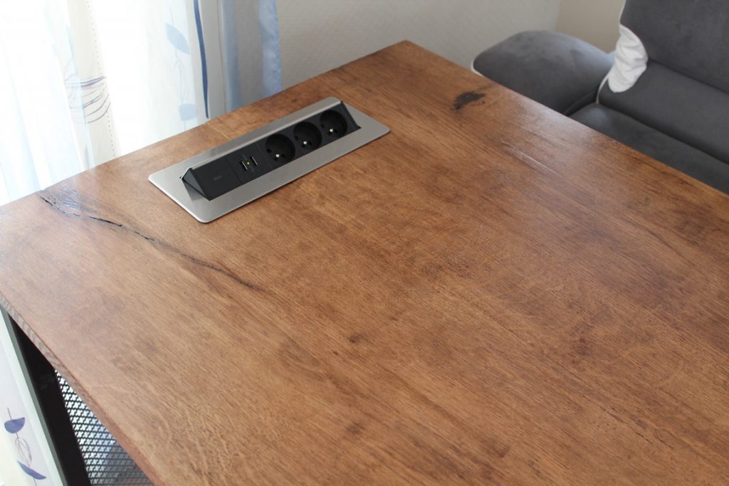 Bureau industriel bois/métal passe prise par Béarn Métal Design