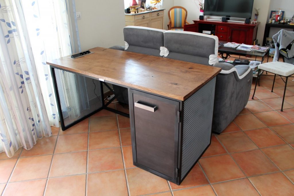 Bureau industriel bois/métal passe prise par Béarn Métal Design