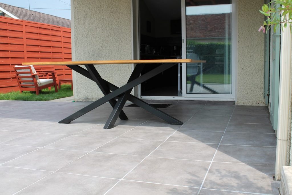 Table à manger plateau bois et pied mikado par Béarn Métal Design