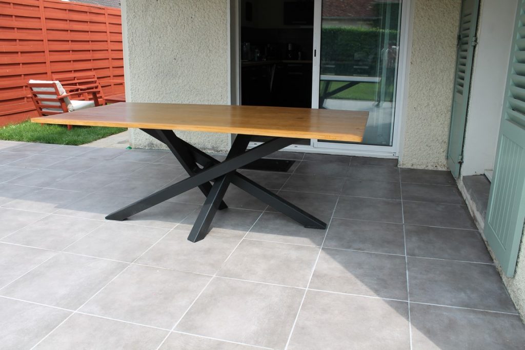 Table à manger plateau bois et pied mikado par Béarn Métal Design