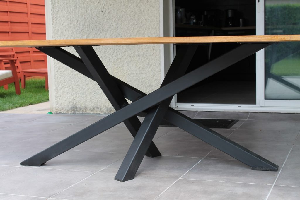Table à manger plateau bois et pied mikado par Béarn Métal Design