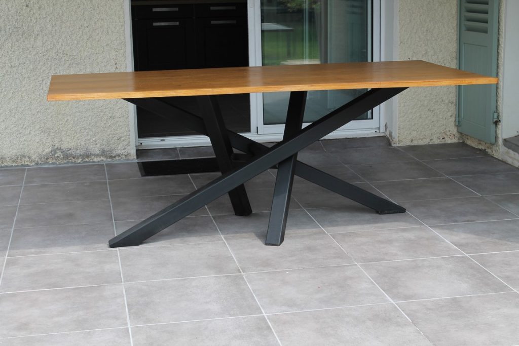 Table à manger plateau bois et pied mikado par Béarn Métal Design