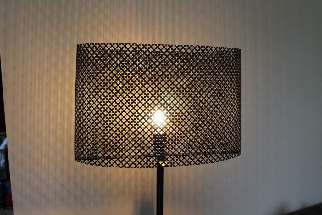 Lampe design métal avec abat jour en tôle perforée par Béarn Métal Design