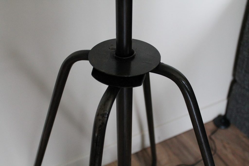 Lampe design métal avec abat jour en tôle perforée par Béarn Métal Design