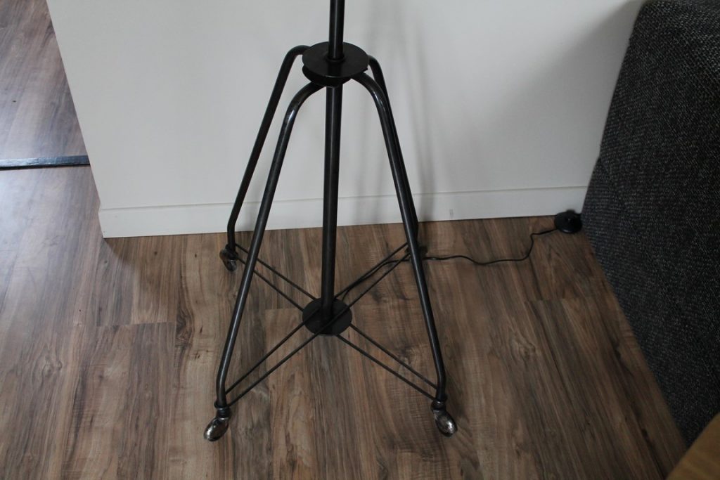Lampe design métal avec abat jour en tôle perforée par Béarn Métal Design