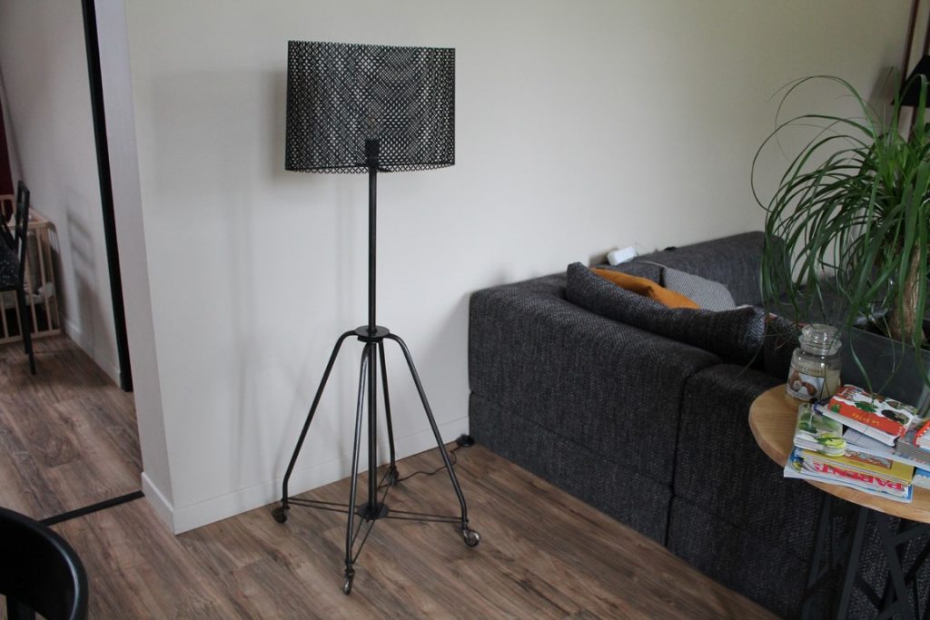 Lampe design métal avec abat jour en tôle perforée par Béarn Métal Design