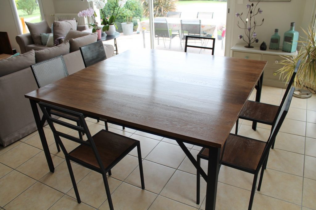 Table et chaises carré 8 personnes bois/métal peint gris mat Béarn Métal Design