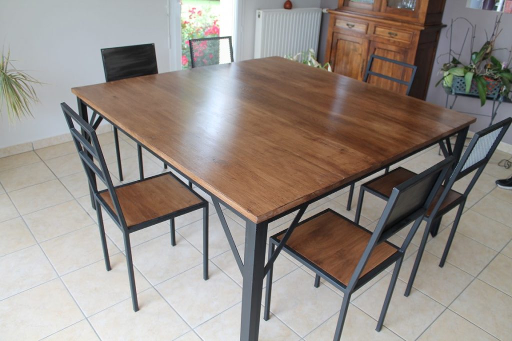 Table et chaises carré 8 personnes bois/métal peint gris mat Béarn Métal Design