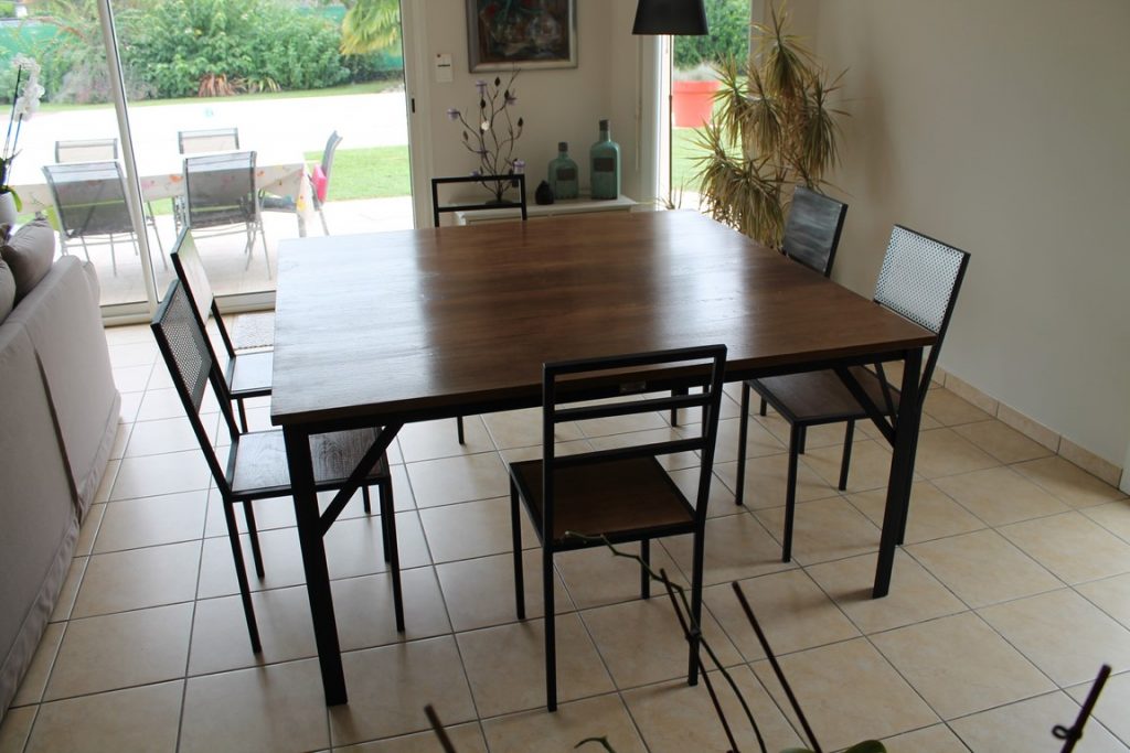 Table et chaises carré 8 personnes bois/métal peint gris mat Béarn Métal Design