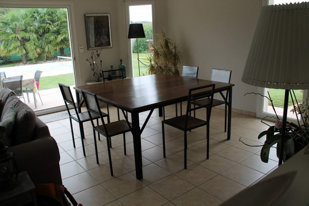 Table et chaises carré 8 personnes bois/métal peint gris mat Béarn Métal Design