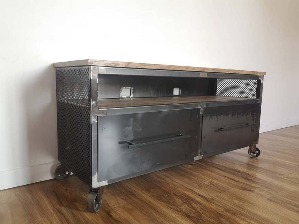 Buffet industriel bois/métal sur roulettes par Béarn Métal Design