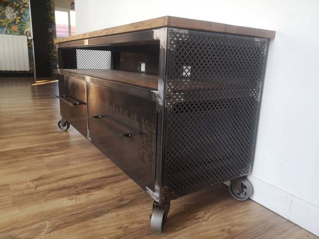 Buffet bois/métal sur roulette avec tôle perforée, effet industriel