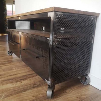 Buffet bois/métal sur roulette avec tôle perforée, effet industriel