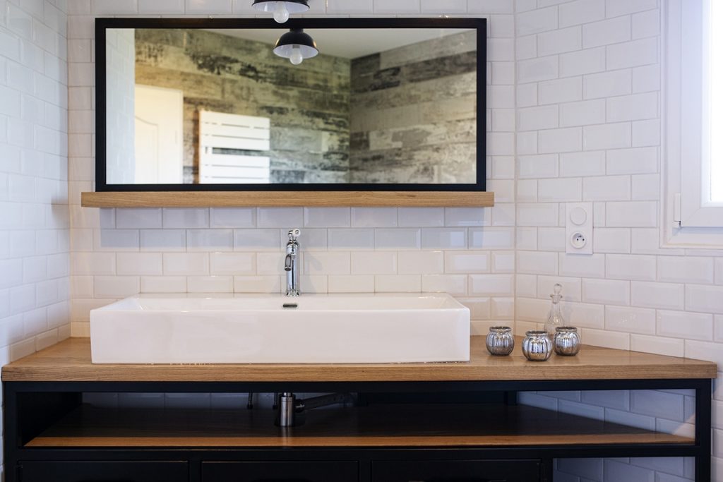 Meuble salle de bain avec timbre, bois/métal par Béarn Métal Design