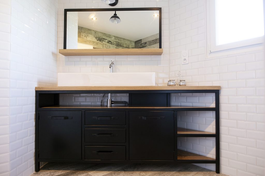 Meuble de salle de bain sur mesure, bois/métal effet industriel par Béarn Métal Design