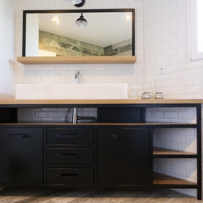 Meuble de salle de bain sur mesure, bois/métal effet industriel par Béarn Métal Design
