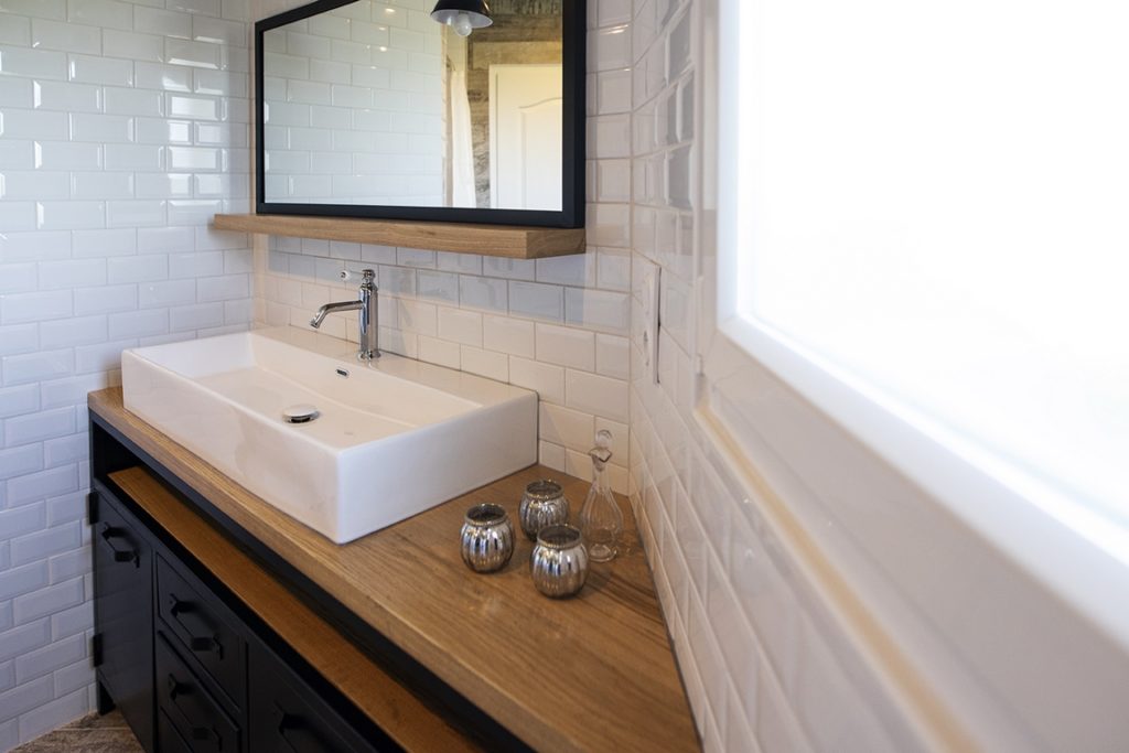 Meuble de salle de bain sur mesure, bois/métal effet industriel par Béarn Métal Design