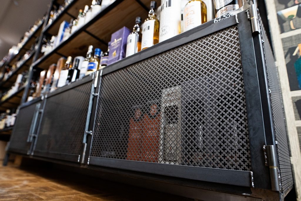 Etagères pour boutique vin et spiritueux, agencement par Béarn Métal Design