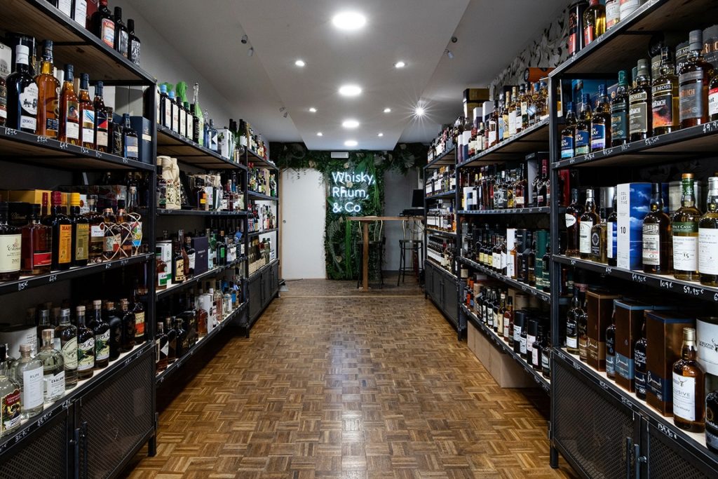 Etagères métal pour boutique vin et spiritueux par Béarn Métal Design