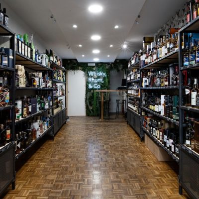 Etagères métal pour boutique vin et spiritueux par Béarn Métal Design