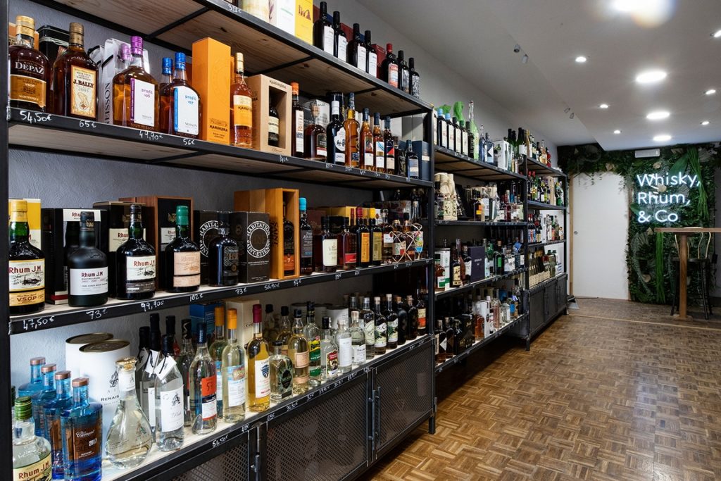 Etagères métal pour boutique vin et spiritueux par Béarn Métal Design