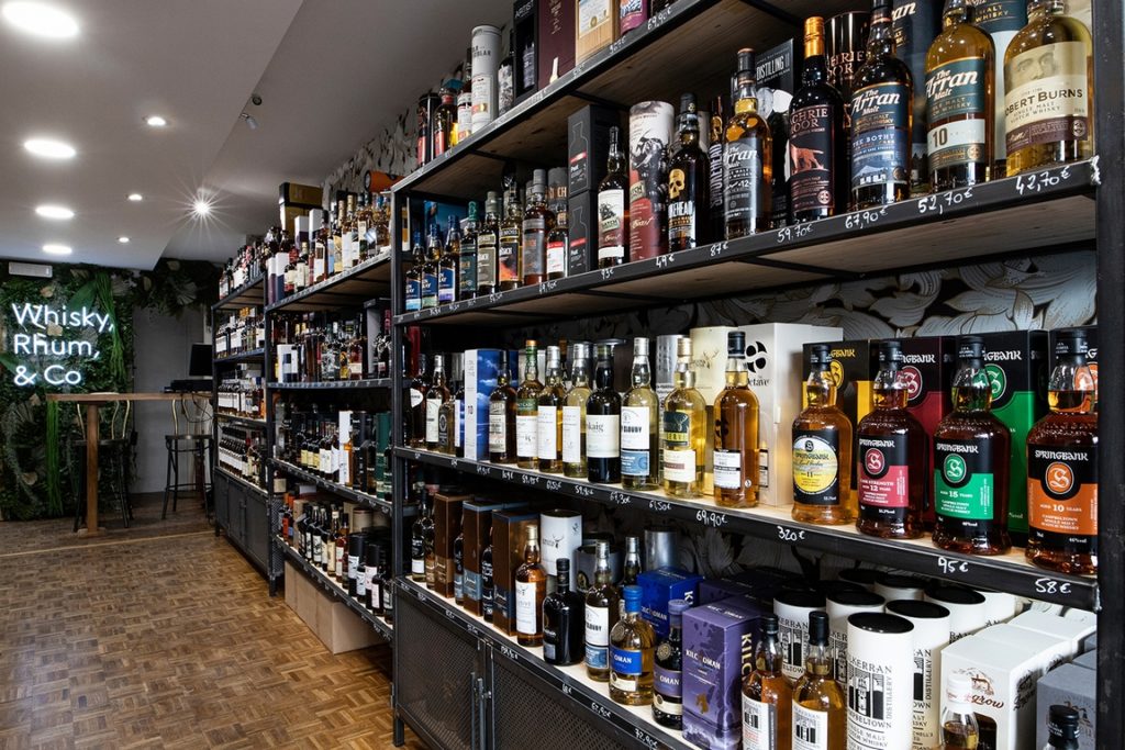 Etagères métal pour boutique vin et spiritueux par Béarn Métal Design