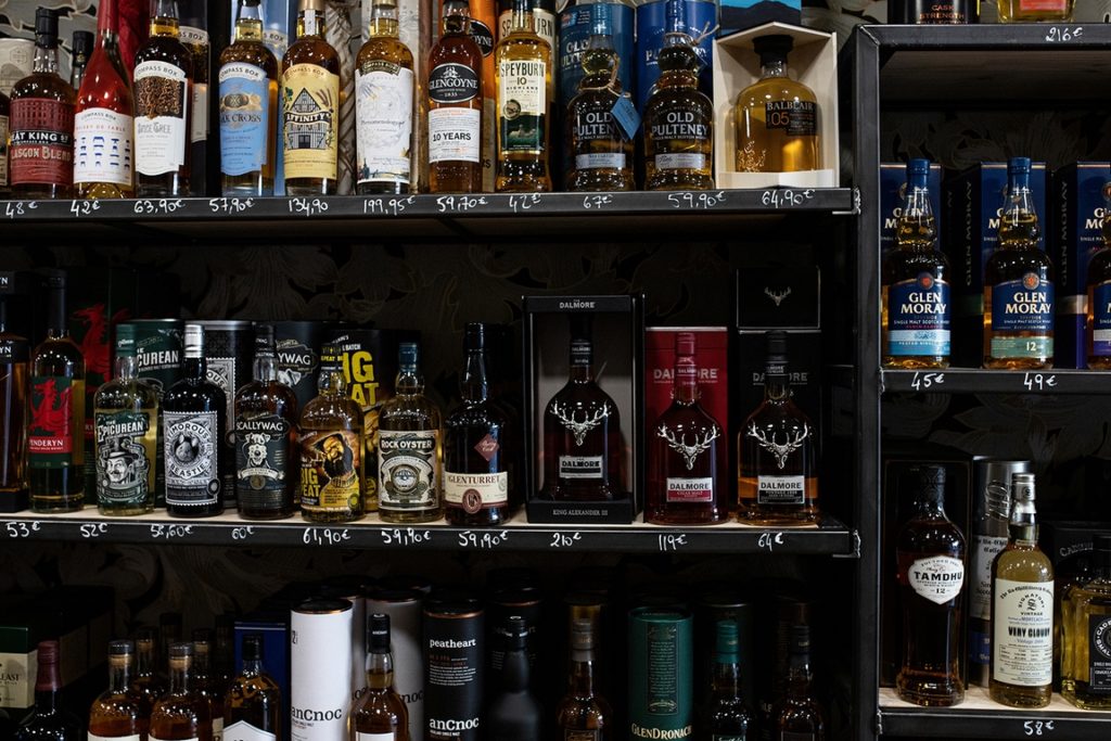 Etagères pour boutique vin et spiritueux, agencement par Béarn Métal Design