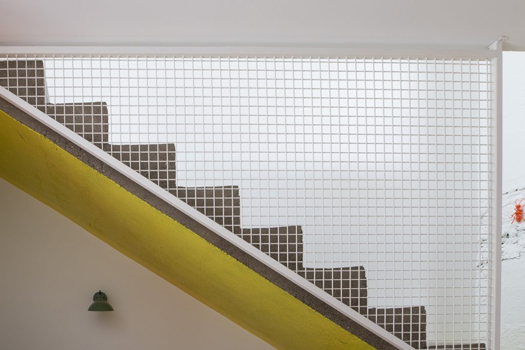 Garde corps escalier époxy blanc par Béarn Métal Design