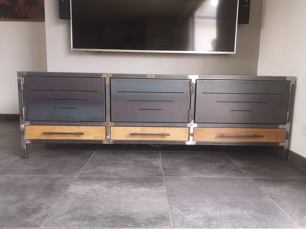 Meuble tv industriel par Béarn Métal Design