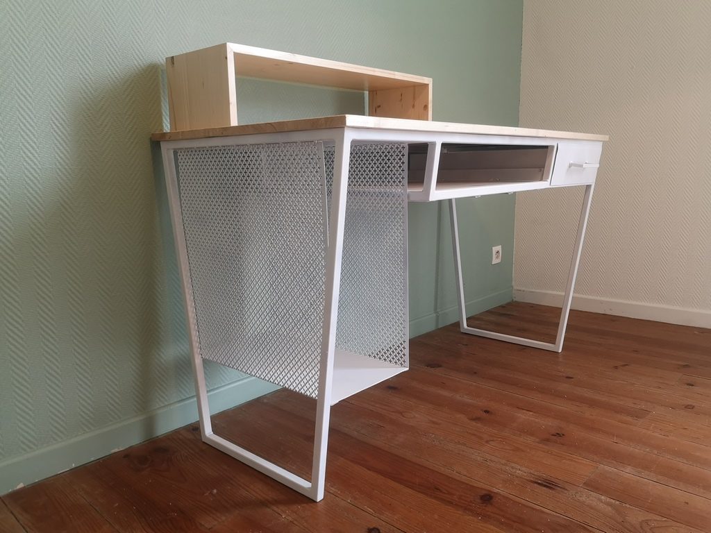 Bureau avec rangement tour en tôle perforée Béarn Métal Design