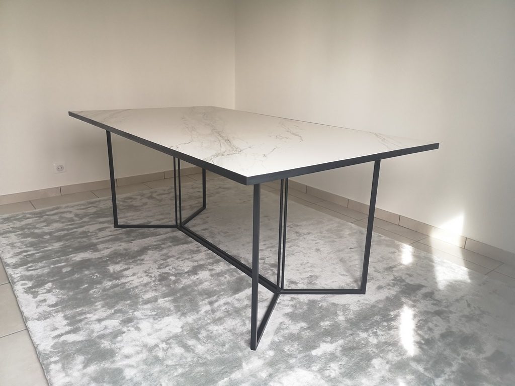 Table salon métal/marbre par Béarn Métal Design