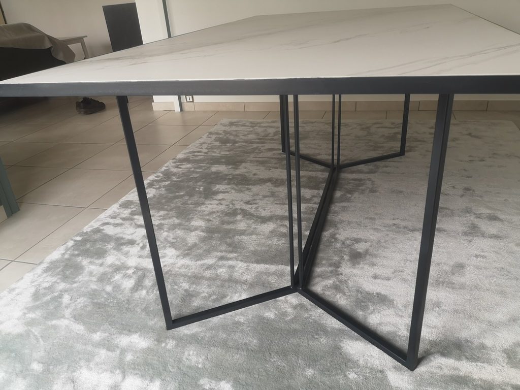 Table salon métal/marbre par Béarn Métal Design