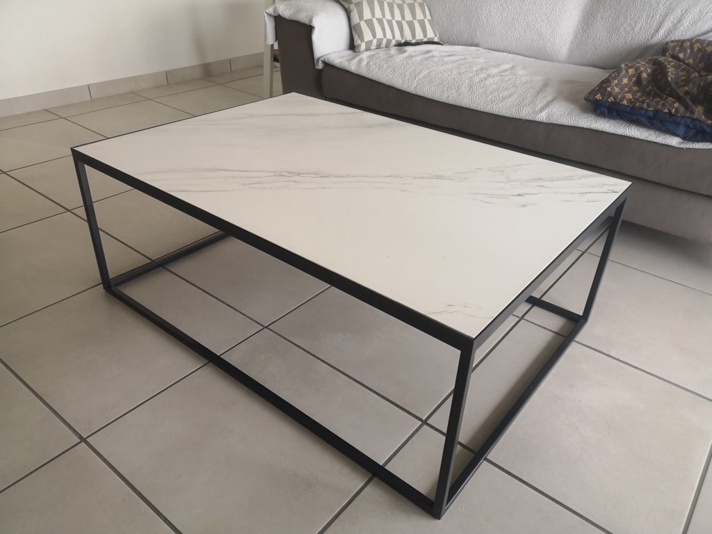 table basse métal/marbre par Béarn Métal Studio