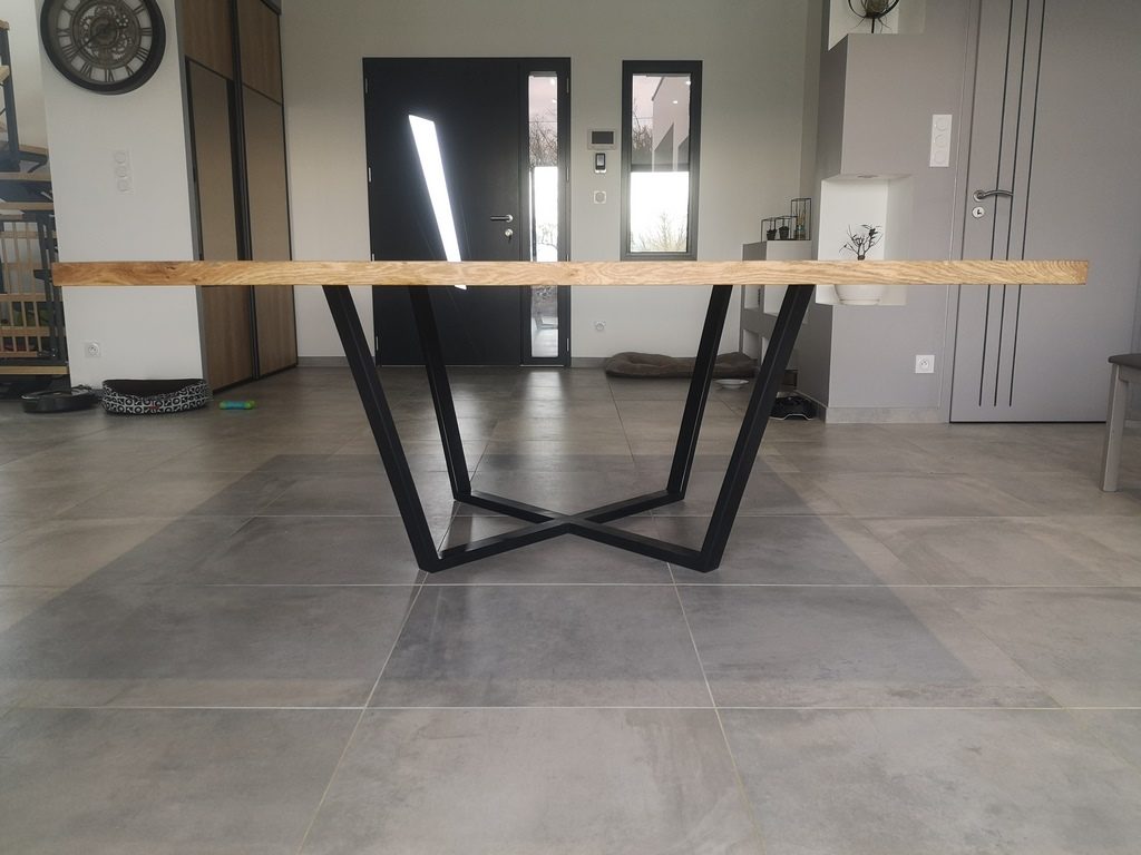 Table à manger carré pied métal central design par Béarn Métal Design