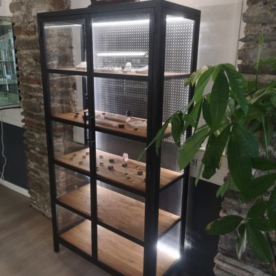 Vitrine bois/métal avec LED sur mesure par Béarn Métal Design
