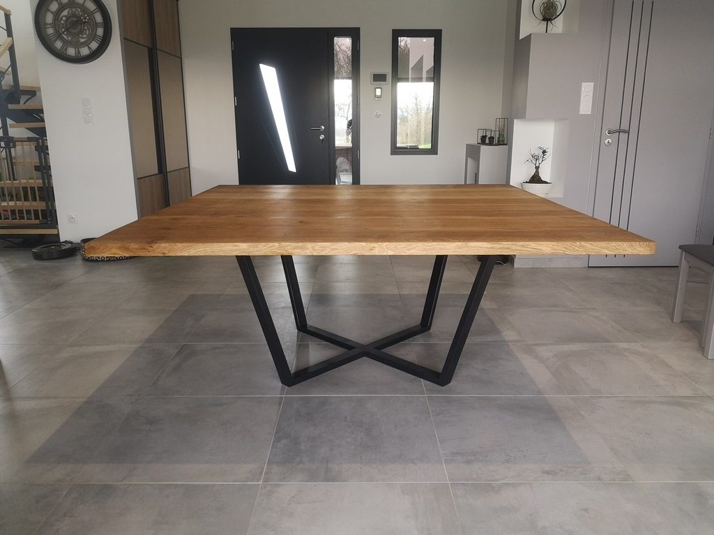 Table à manger carré pied métal central design par Béarn Métal Design