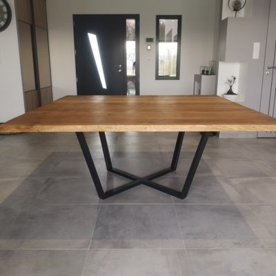 Table à manger carré pied métal central design par Béarn Métal Design