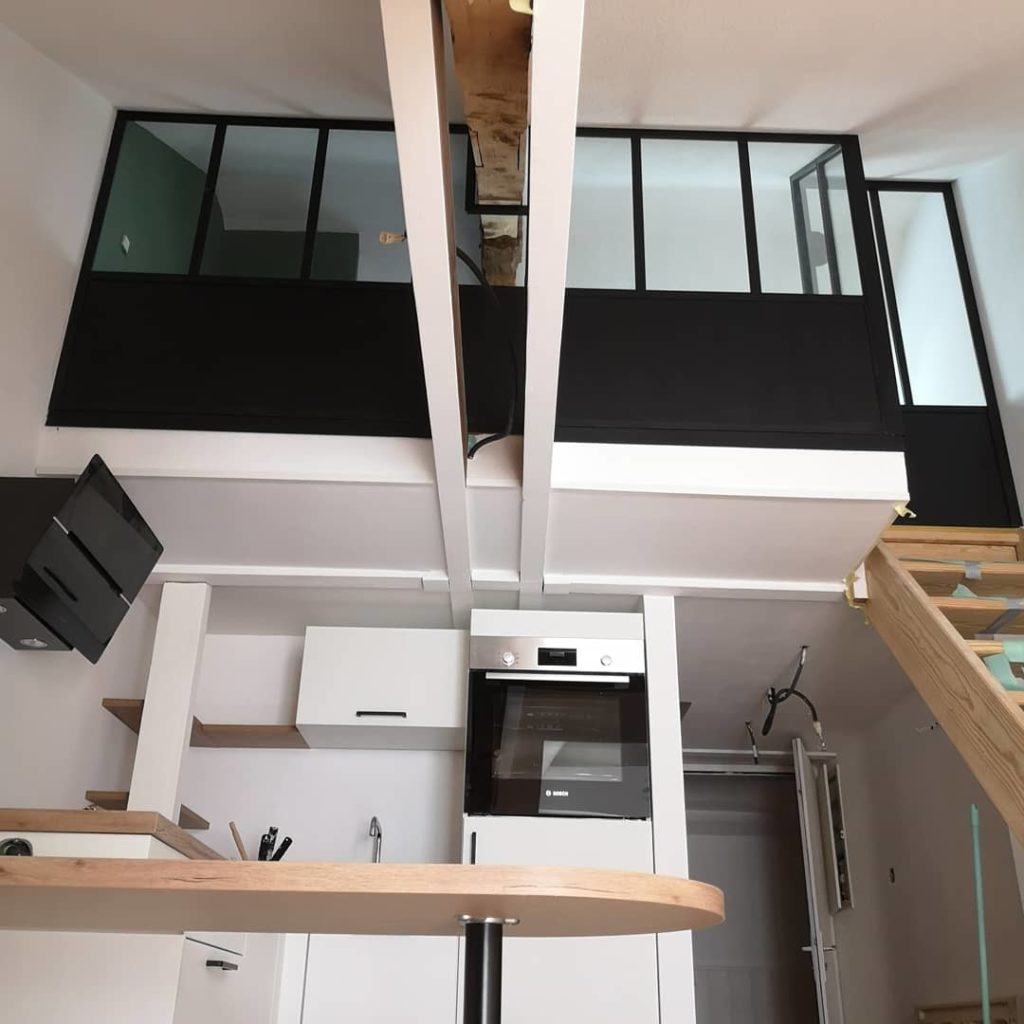 Verrière sur mezzanine sur mesure par Béarn Métal Design