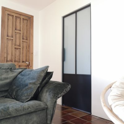 Porte vitre teintée sur mesure par Béarn Métal Design
