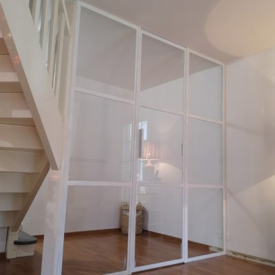 Verrière toute hauteur acier époxy blanc sur mesure par Béarn Métal Design