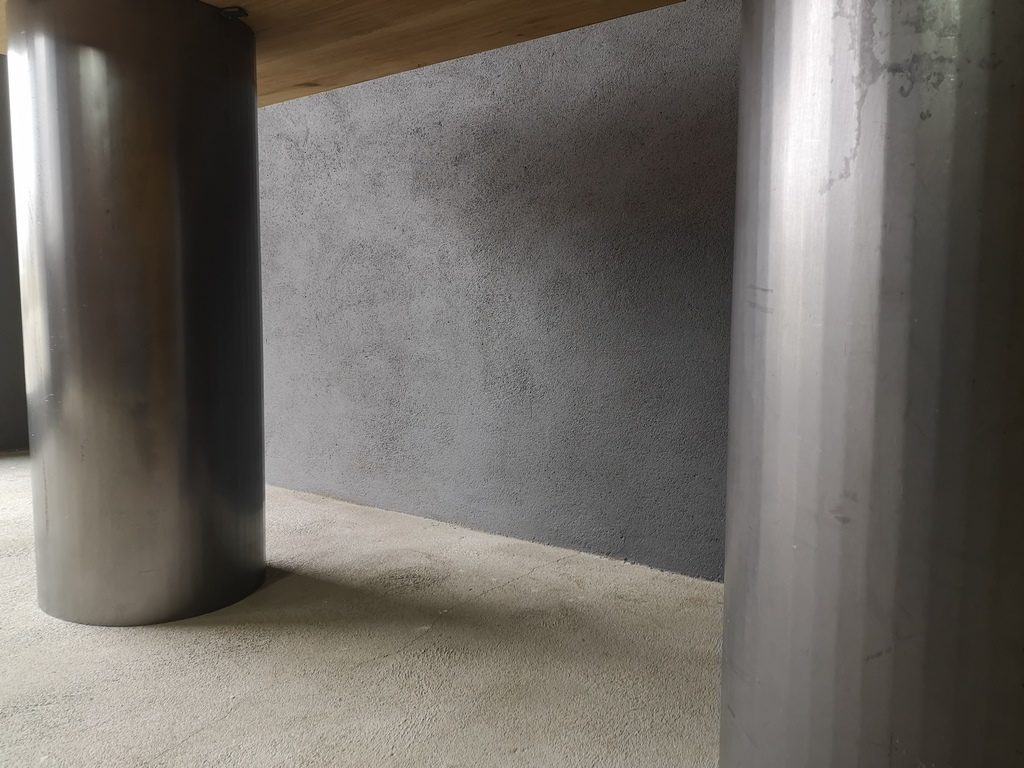 Table à manger pieds métal coniques, design moderne par Béarn Métal Design