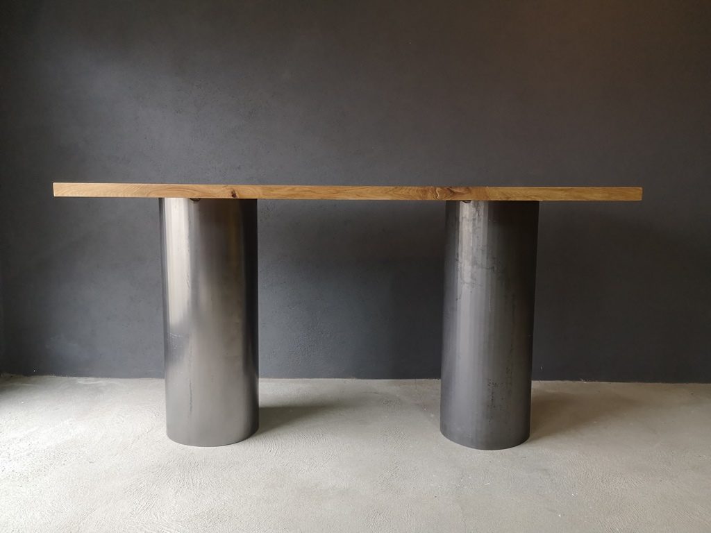Table à manger pieds métal coniques, design moderne par Béarn Métal Design
