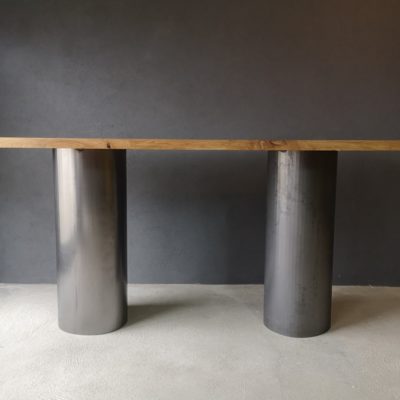 Table à manger pieds métal coniques, design moderne par Béarn Métal Design