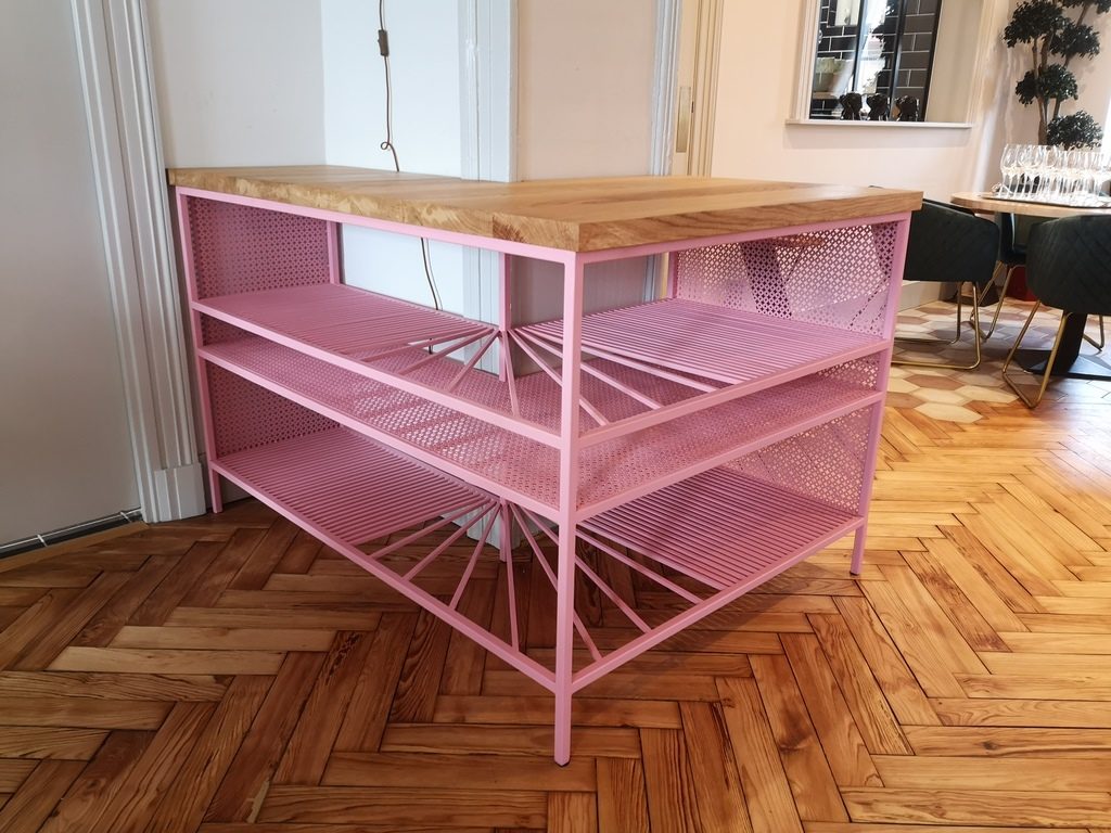 Meuble d'angle bois/métal peint époxy rose par Béarn Métal Design