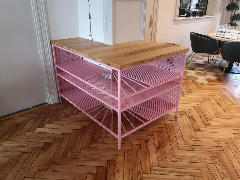 Meuble d'angle bois/métal peint époxy rose par Béarn Métal Design