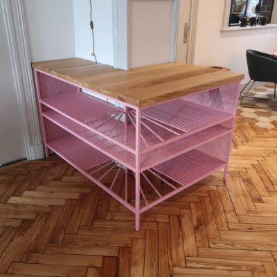 Meuble d'angle bois/métal peint époxy rose par Béarn Métal Design