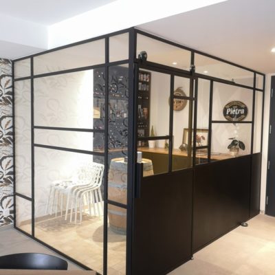 Verrière toute hauteur sur mesure pour cloisonner une pièce par Béarn Métal Design