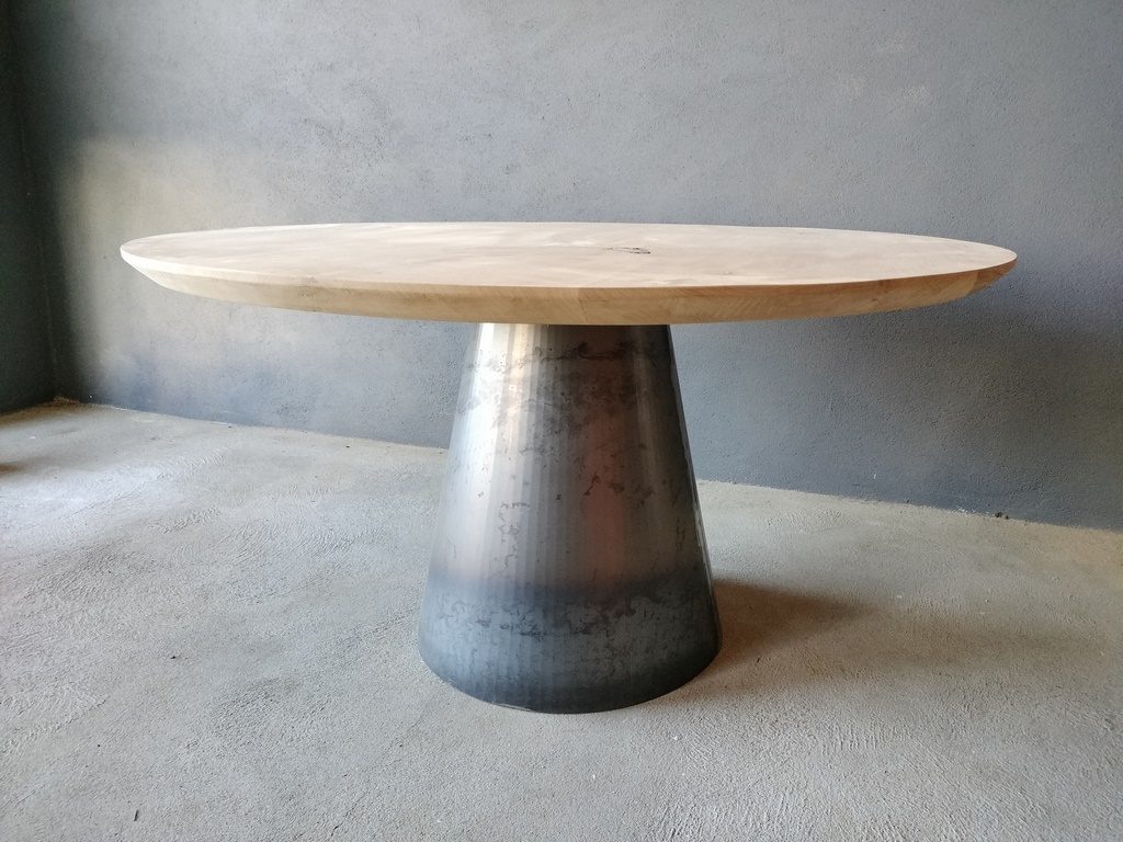 Table design plateau bois rond coupe aile d'avion avec piètement métal conique par Béarn Métal Design